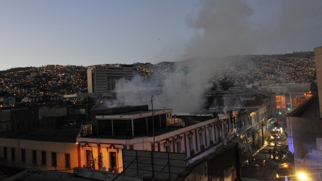 Bomberos controló incendio en local comercial de Valparaíso