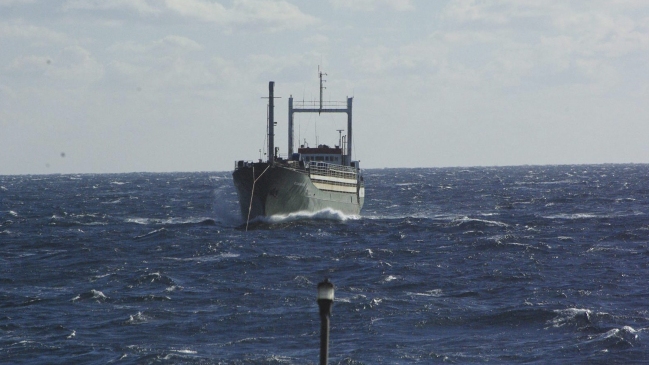 Italia tomó control de navío abandonado con más de 400 inmigrantes