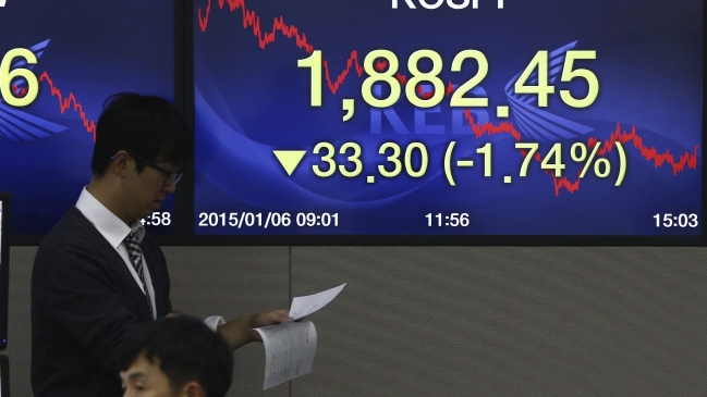 El precio del petróleo alcanza su nivel más bajo en casi seis años