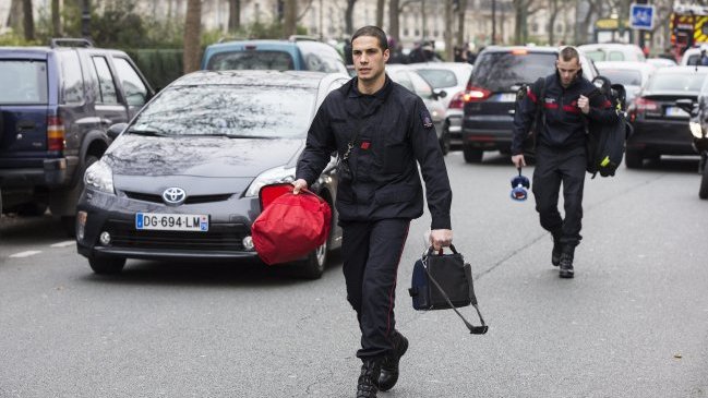 Policía francesa identificó a tres sospechosos de atentado a revista en París