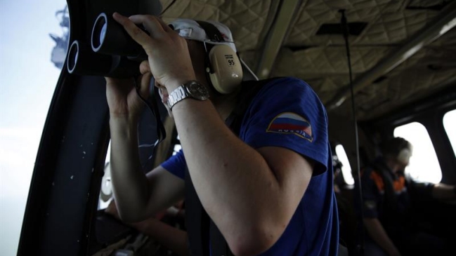 Equipos de rescate encontraron la cola del avión de AirAsia