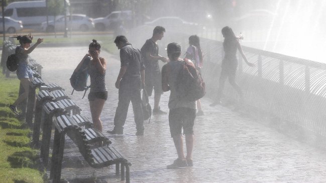 Temperaturas se mantendrán sobre 30 grados en Santiago durante los próximos días