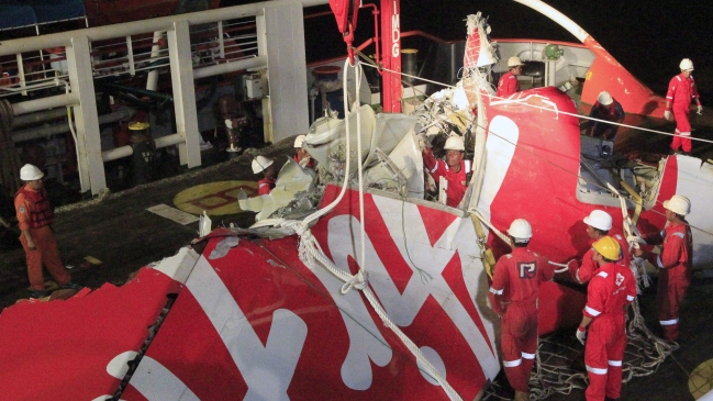 Localizan las cajas negras del avión de AirAsia