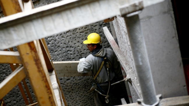 Expertos vuelven a rebajar previsión de crecimiento económico para 2015