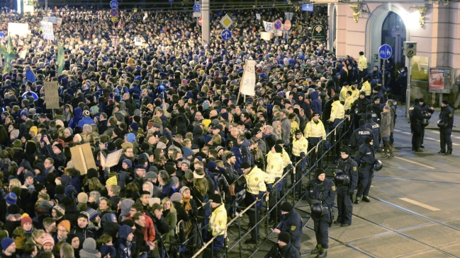 Miles de alemanes marcharon contra el movimiento islamófobo Pegida