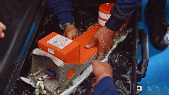 Segunda caja negra del avión de AirAsia fue recuperada por equipos de rescate