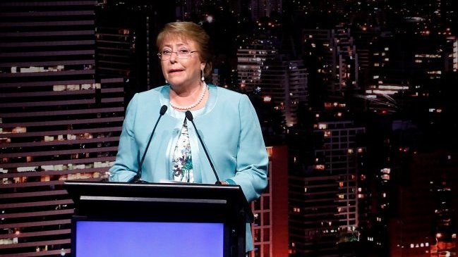 Bachelet insistió en defensa de reforma educacional ante empresarios chilenos