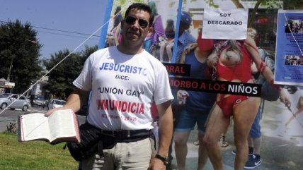   Evangélico Javier Soto protestó contra el Movilh en afueras del Congreso 