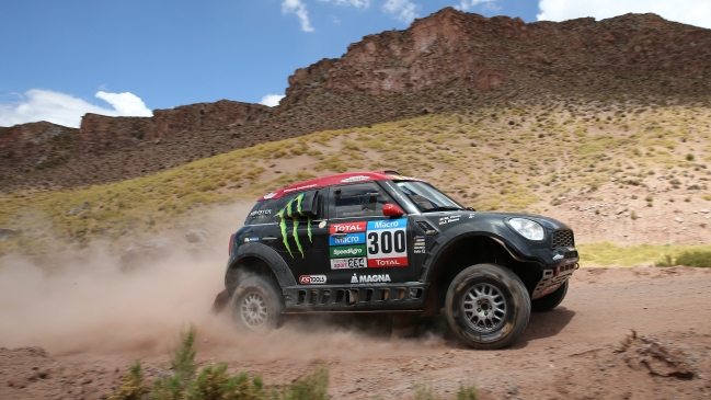 El campeón defensor en autos Nani Roma también abandonó el Dakar