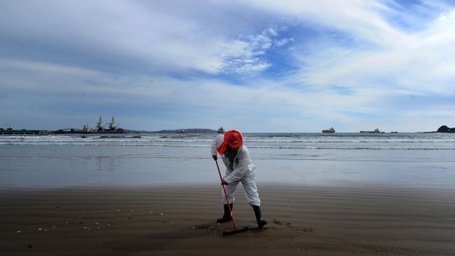 Gobernación Marítima reabrió investigación por derrame de petróleo en Quintero