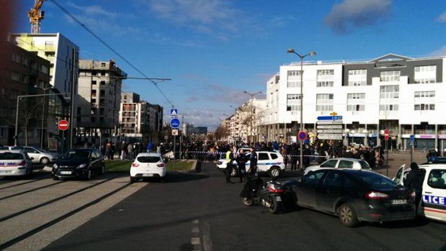 Hombre armado mantiene tres rehenes en Francia