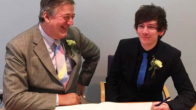 Actor Stephen Fry se casó con su novio