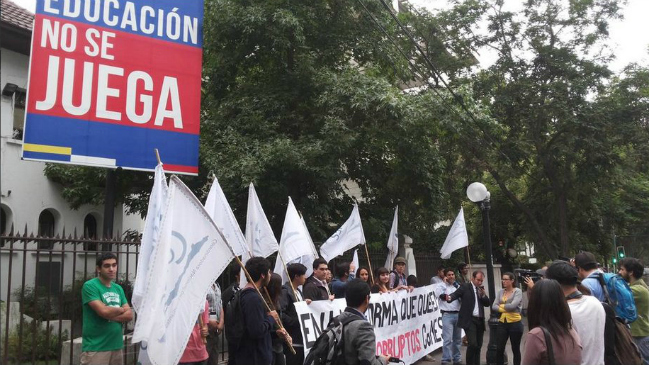 Estudiantes pidieron inhabilitación de parlamentarios involucrados en caso Penta