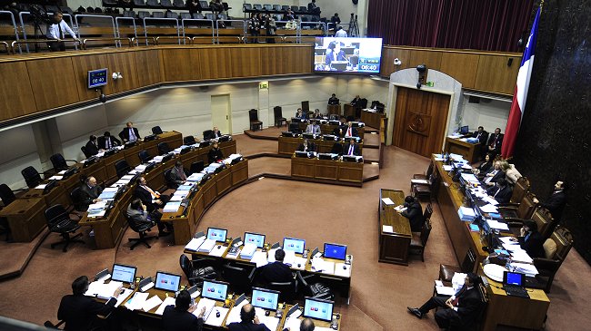 Senado vota reforma educacional a contrarreloj y en medio de divisiones oficialistas