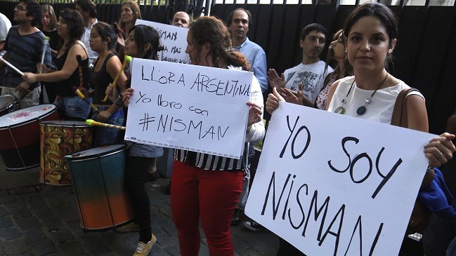 Muerte de Nisman generó protesta frente a Embajada de Argentina en Santiago