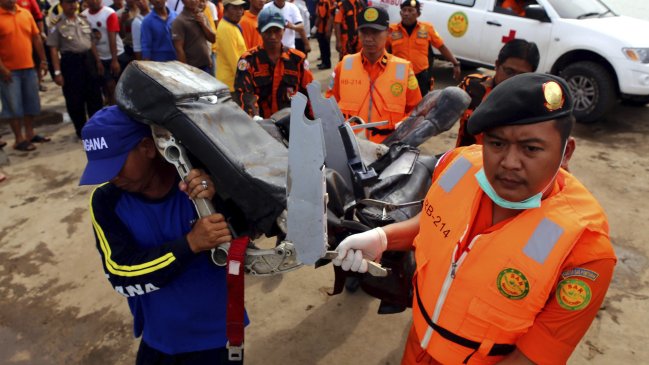 Fueron hallados 69 cuerpos de las 162 personas que iban en el avión de AirAsia