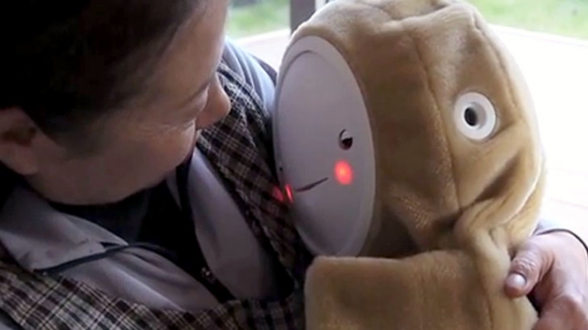 Un bebé robot busca solucionar la soledad de los ancianos en Japón
