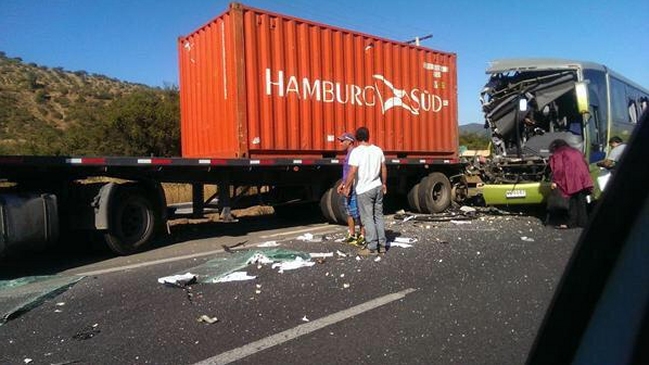 Accidente entre un bus y un camión en Ruta 68 dejó una decena de heridos