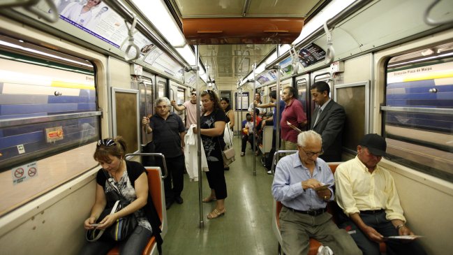 Carabineros detuvo a sujeto que rayaba vagones del Metro