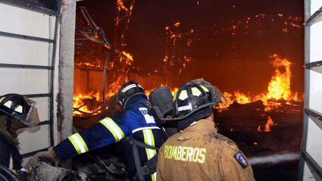 Balance final: Incendio consumió 16 locales en Talca