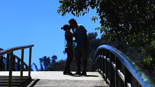 El 15 por ciento de los chilenos vive en pareja sin estar casado