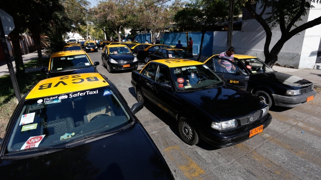 Taxistas llegaron este martes a ajustar tarifario pese a vencimiento del plazo