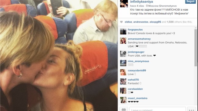 Selfie de beso de dos mujeres frente a un senador ruso se viralizó