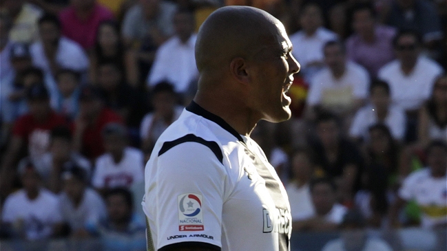 ¿Cuál es la posición en la que debe jugar Humberto Suazo en Colo Colo?