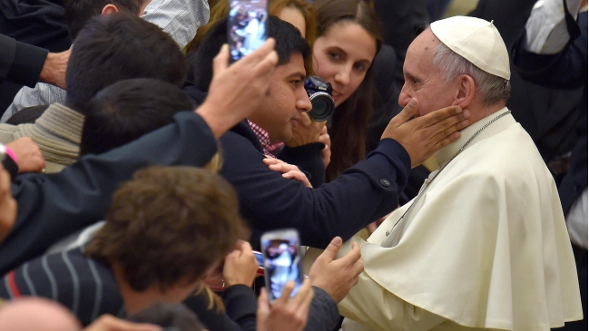 El papa regaló 300 paraguas a los sintecho para que se protegan de la lluvia