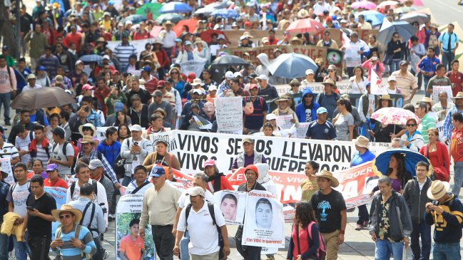 Miles de mexicanos participaron en nueva marcha por estudiantes desaparecidos