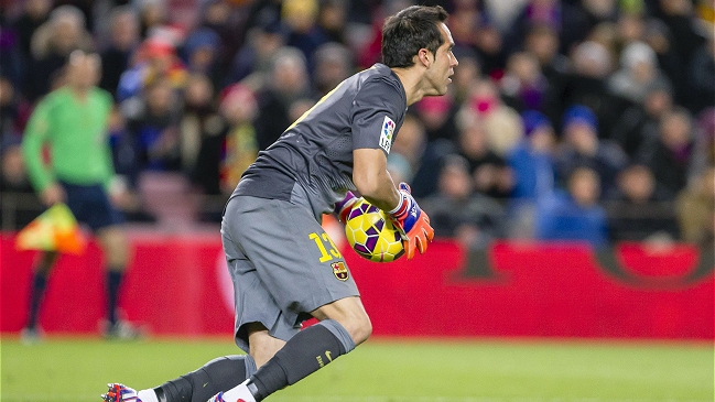 Medio catalán: Claudio Bravo ataja tanto como lo hacía Víctor Valdés