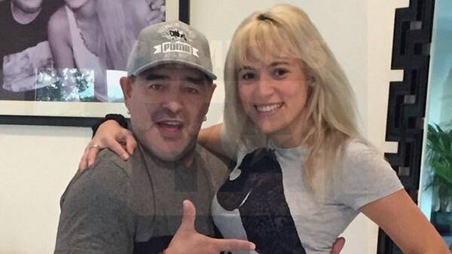 Diego Maradona también se estiró la cara