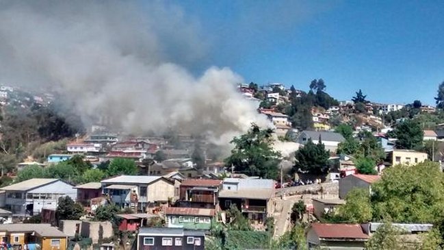 Incendio afectó a vivienda en cerro de Viña del Mar