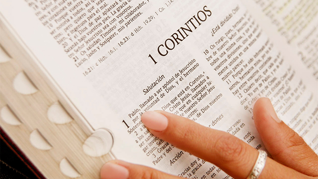 Escuelas de condado de Florida prohíben repartir biblias y textos satánicos
