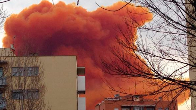 Explosión dejó impresionante nube tóxica en Barcelona