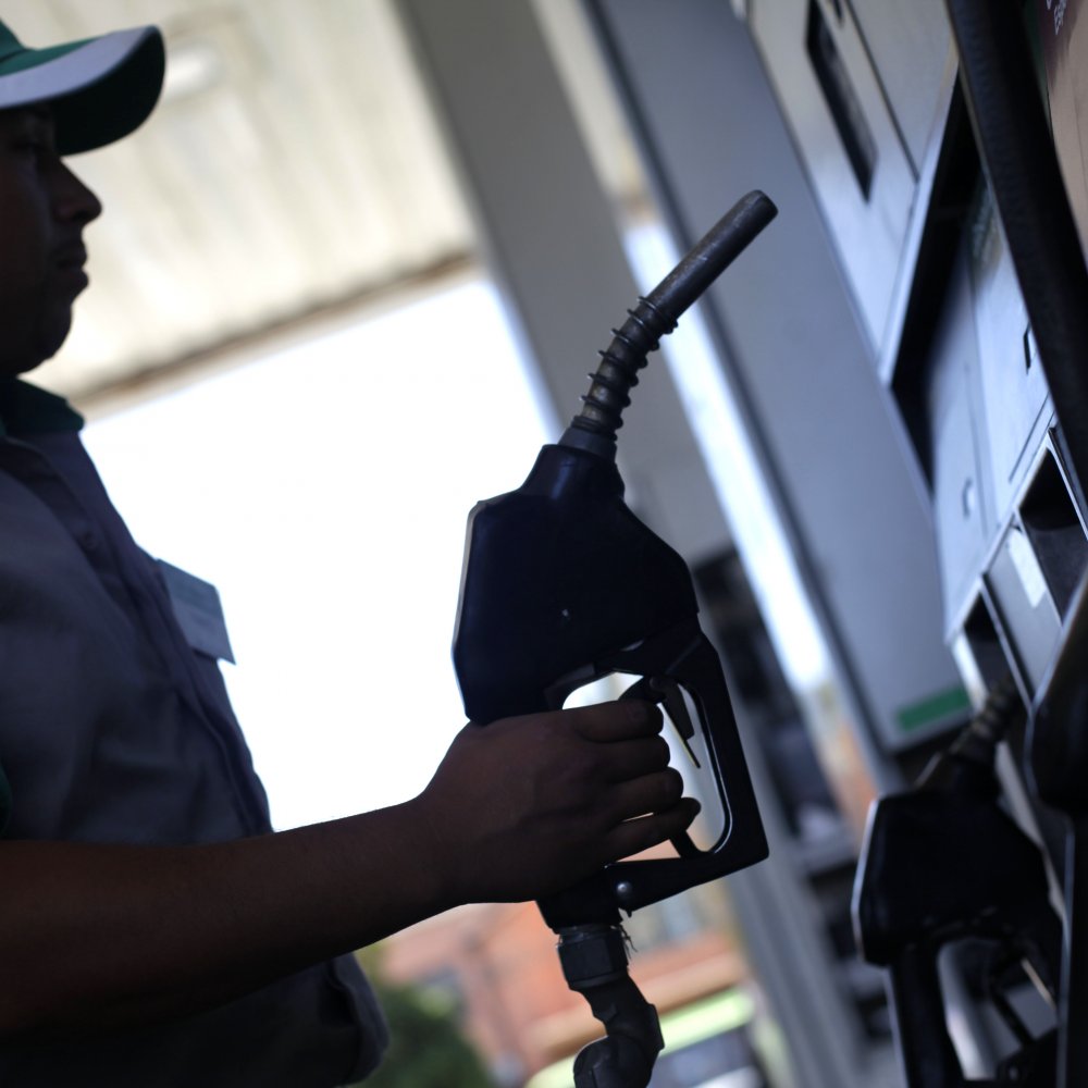 Econsult prevé nueva alza de hasta 16 pesos en los combustibles