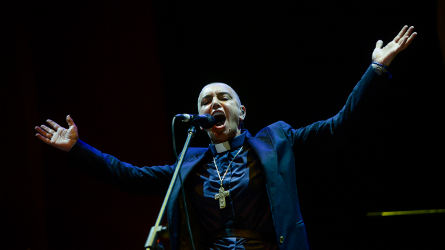 Sinéad O'Connor cerró primera edición de Womad Chile vestida de sacerdote