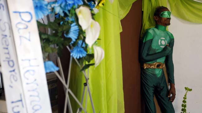 Velan a un hombre vestido como 