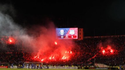 U. de Chile arriesga sanciones por bengalas prendidas por sus hinchas