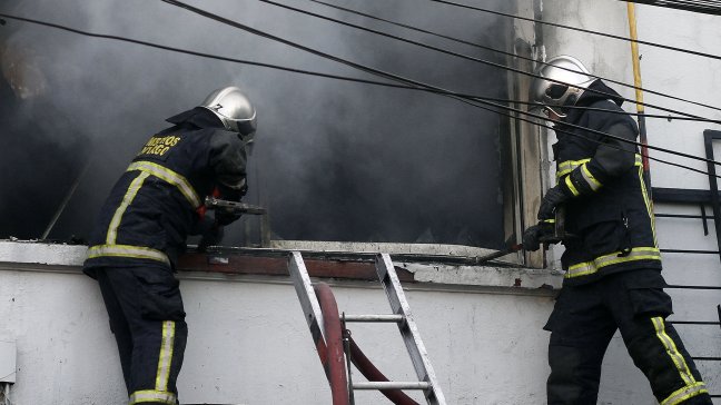 Incendio afectó a bodega en San Bernardo