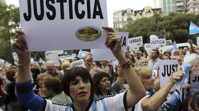Argentinos marchan en silencio en memoria del fiscal Nisman