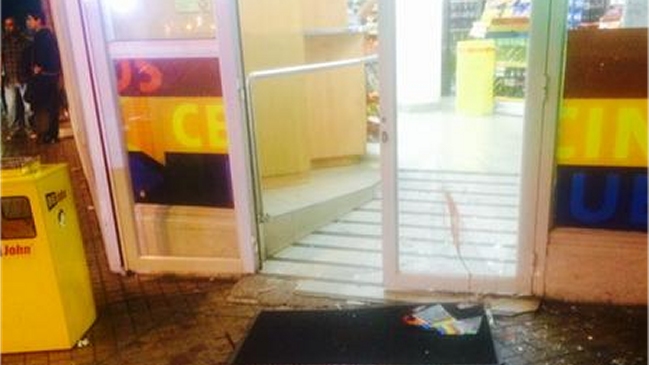 Sujeto murió desangrado tras patear puerta de vidrio de local en Providencia