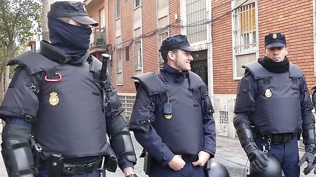 España: Policía fue grabado riéndose durante un desalojo