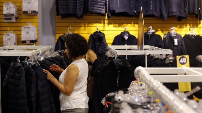 Sernac: Por el precio del uniforme más caro se pueden comprar tres de los más baratos