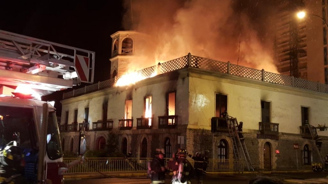 Incendio consume edificio de la ex Aduana de Iquique