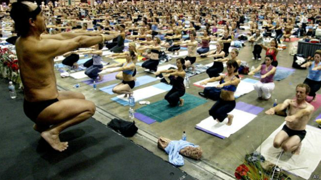 Nuevas acusaciones de violación y acoso contra el inventor del Bikram yoga
