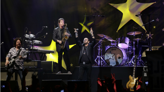 Con nostalgia y emoción Ringo Starr volvió a conquistar al público chileno