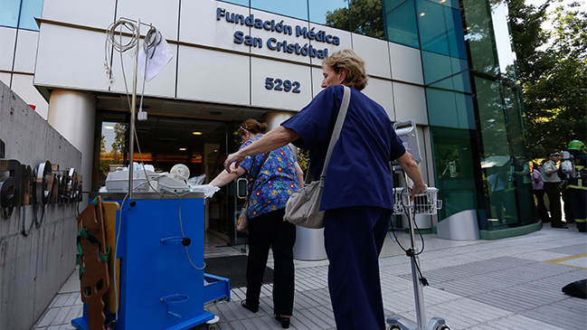 Continúa investigación tras fuga de gas en clínica de Vitacura