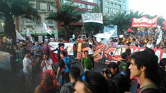 Miles de personas marcharon en Santiago por el Día Internacional de la Mujer