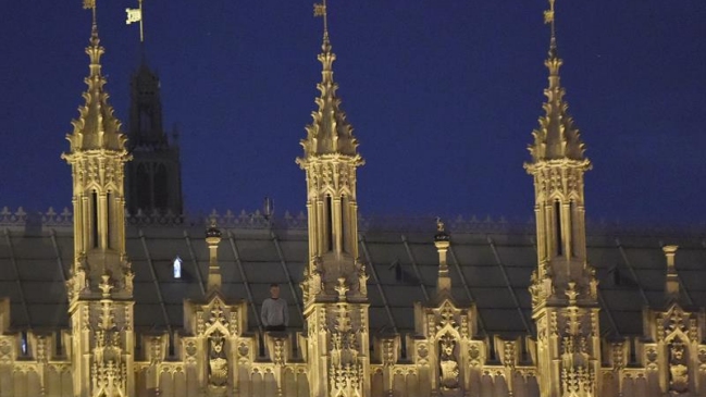 Joven fue detenido tras pasar la noche en el techo del Parlamento británico